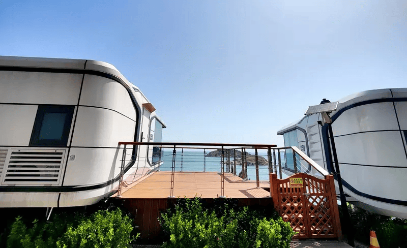 精致威海邀您来打卡丨半月湾景区新建太空舱民宿,文旅服务综合体