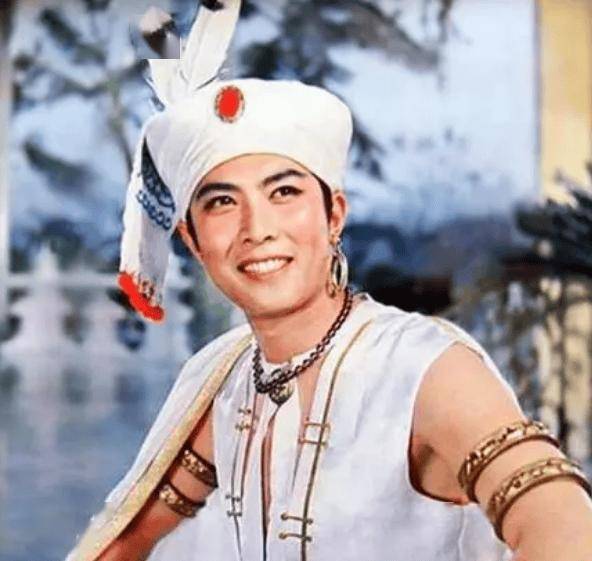 他是国家一级演员,国内淘金,妻儿在国外花,为残疾儿子婚恋担忧_唐国强