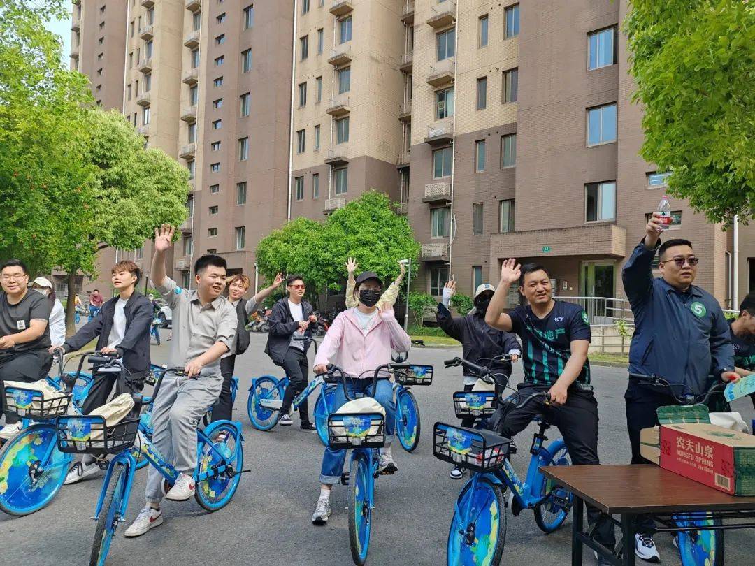 今天,长宁这群年轻人骑上共享单车,开启了一次"低碳之旅"
