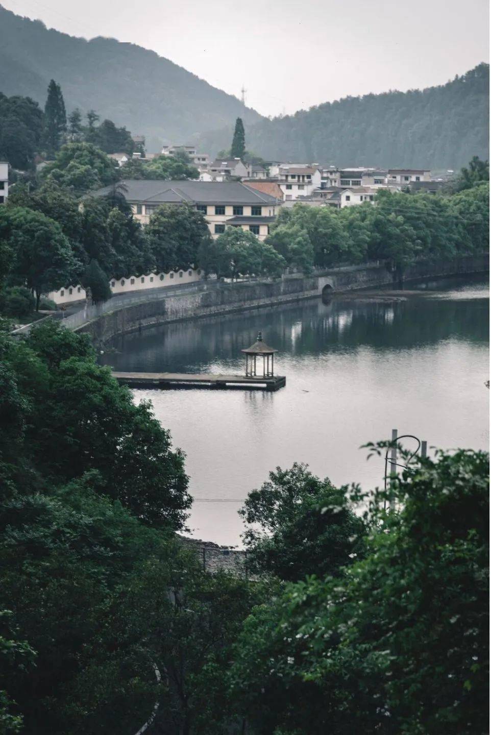 如今重走一遍唐诗路,来到浙江山水的眉目,从风中树中湖水中,重新感受