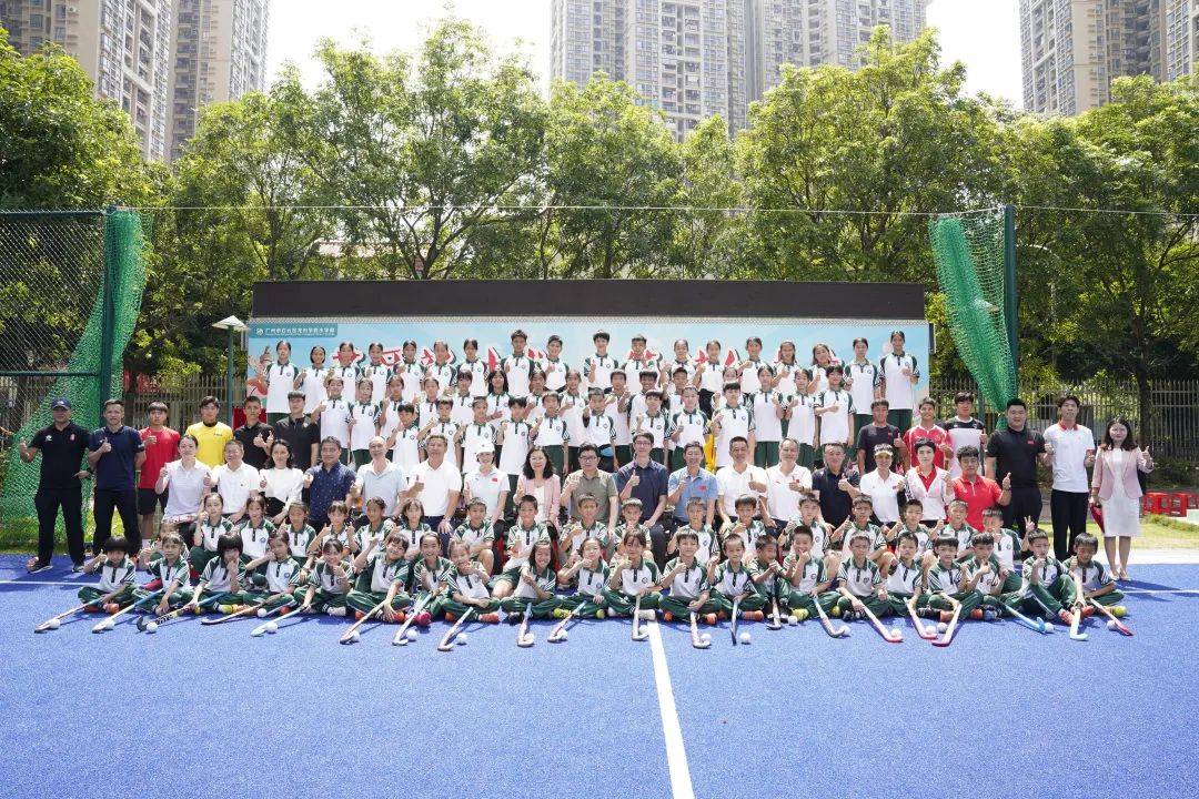 "杨国华说,"未来我们还会继续坚持一校一品推动品质教育,让曲棍球进