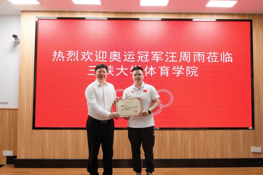 5月15日,枝江长江大桥建设现场大桥北塔的建设达到120米,进度过半.