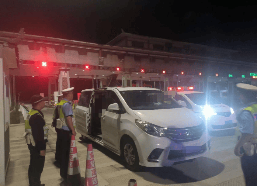 跨省黑车深夜运营 交警设卡逮个正着_营运_非法_紫云