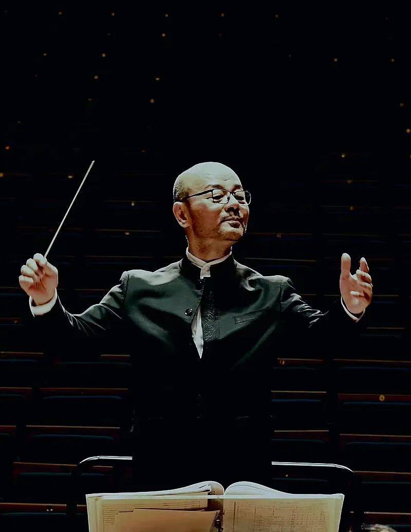 指挥系本科;1993年毕业于日本大阪音乐大学歌剧写作乐队指挥双硕士