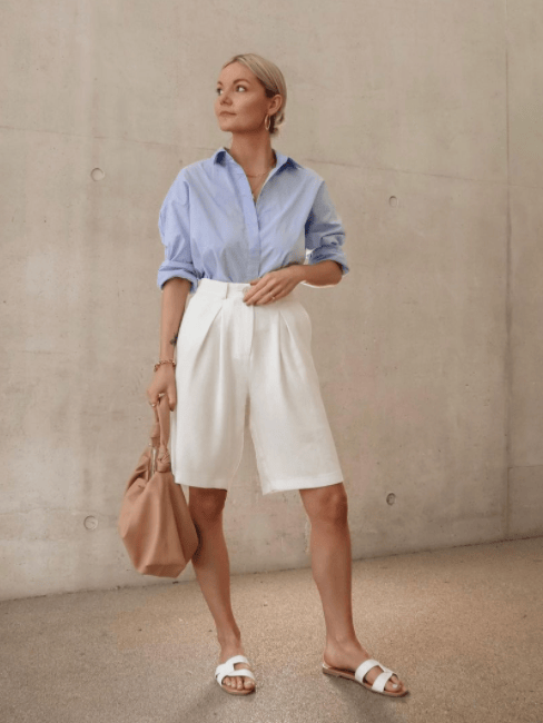 白色衬衫搭配咖色短裤,穿出休闲精致与高级知性的徘徊之间,尽显一种