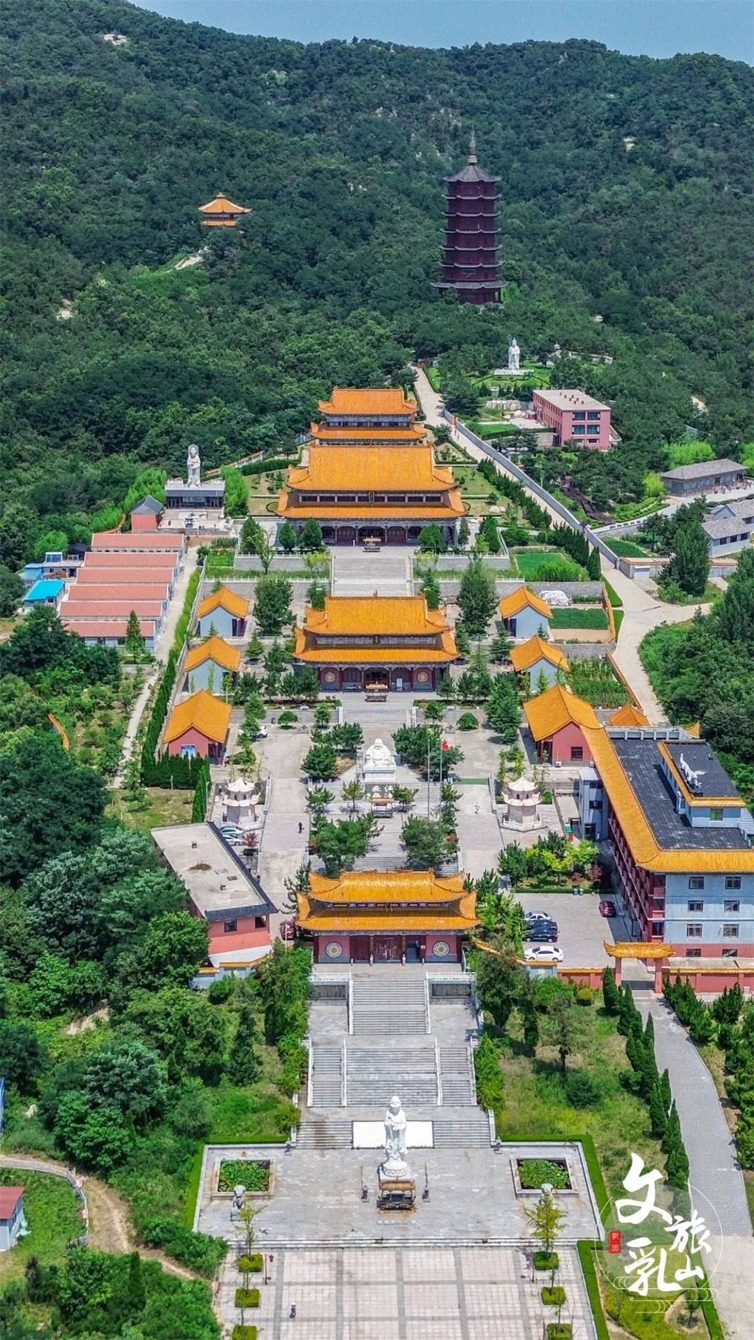景区打造了素有"小泰山"的美誉峰奇岩险,绿树苍翠多福山海拔395