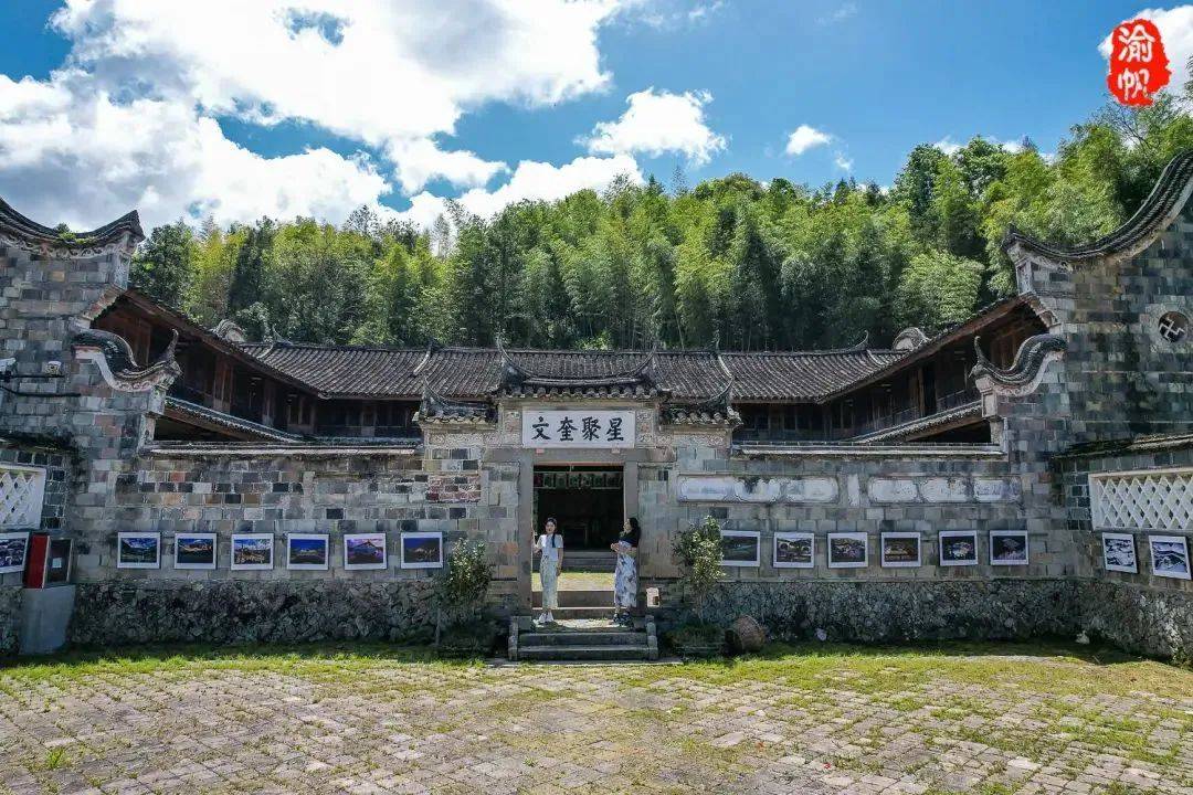 是典型的家族村落,也是泰顺保存完整的古村落之一,黑瓦土墙的古建筑边