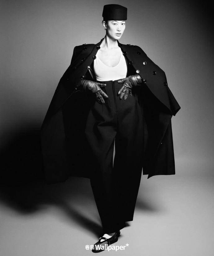 "维密超模"秦舒培最新封面,真空上阵大秀曲线,堪比《男人装》