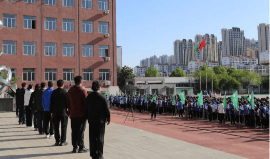 【校园动态】挥洒激情 挑战自我——通辽七中举行首届师生户外远足行