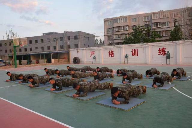 成立,都是军民同心的见证;从赠送武警巡逻中队通勤车到建设部队训练场