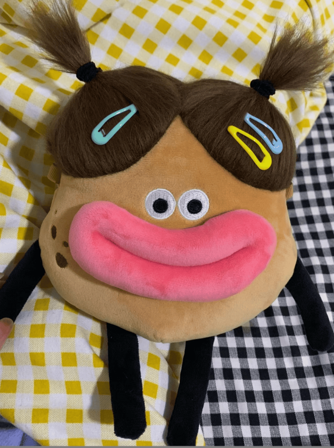 买下同款一边乐此不疲地点赞,转发他们一边大呼"辣眼睛"逃得过鸡爪袜