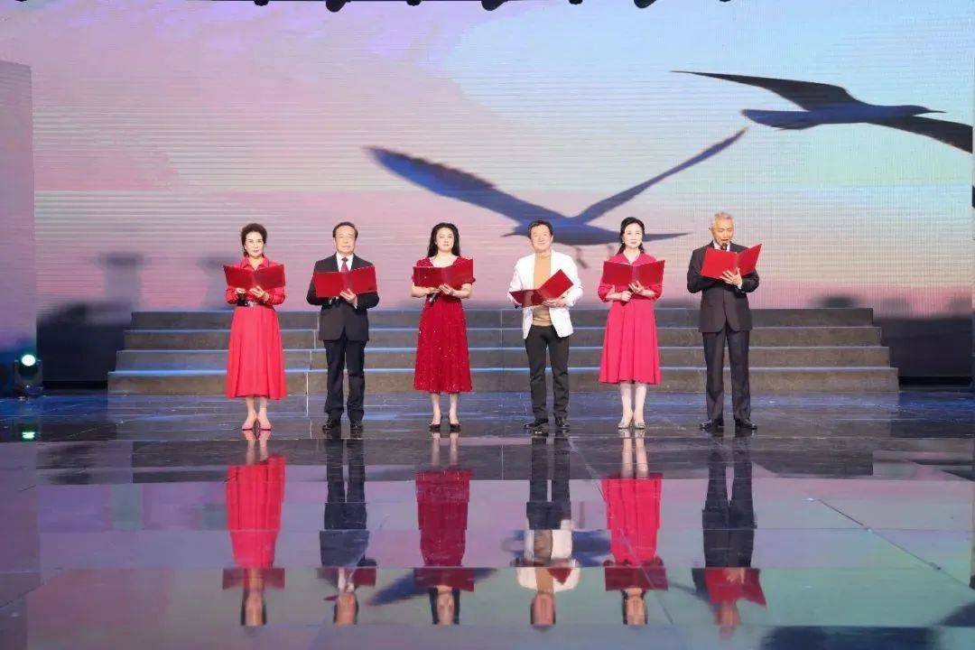 刘鹏,郑萍合唱《灯火里的中国》演出单位:颐都之声艺术团全体演员