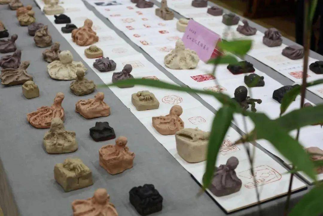 将海洋文化与黑陶,国画,非遗传拓结合,开发海洋文化主题黑陶篆刻,海洋