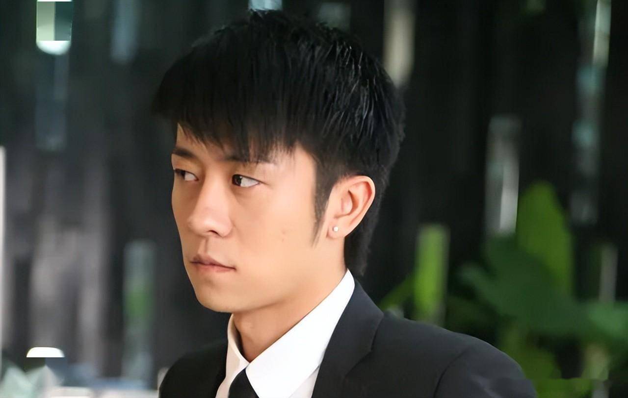 亲妈和干妈都是知名导演,20年没有捧红他,却在娶妻改名后大火了