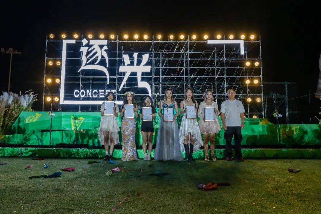 enjoy 当下此刻|沉浸式逐光音乐会唱响澎湃青春_合唱_艺术_瞬间
