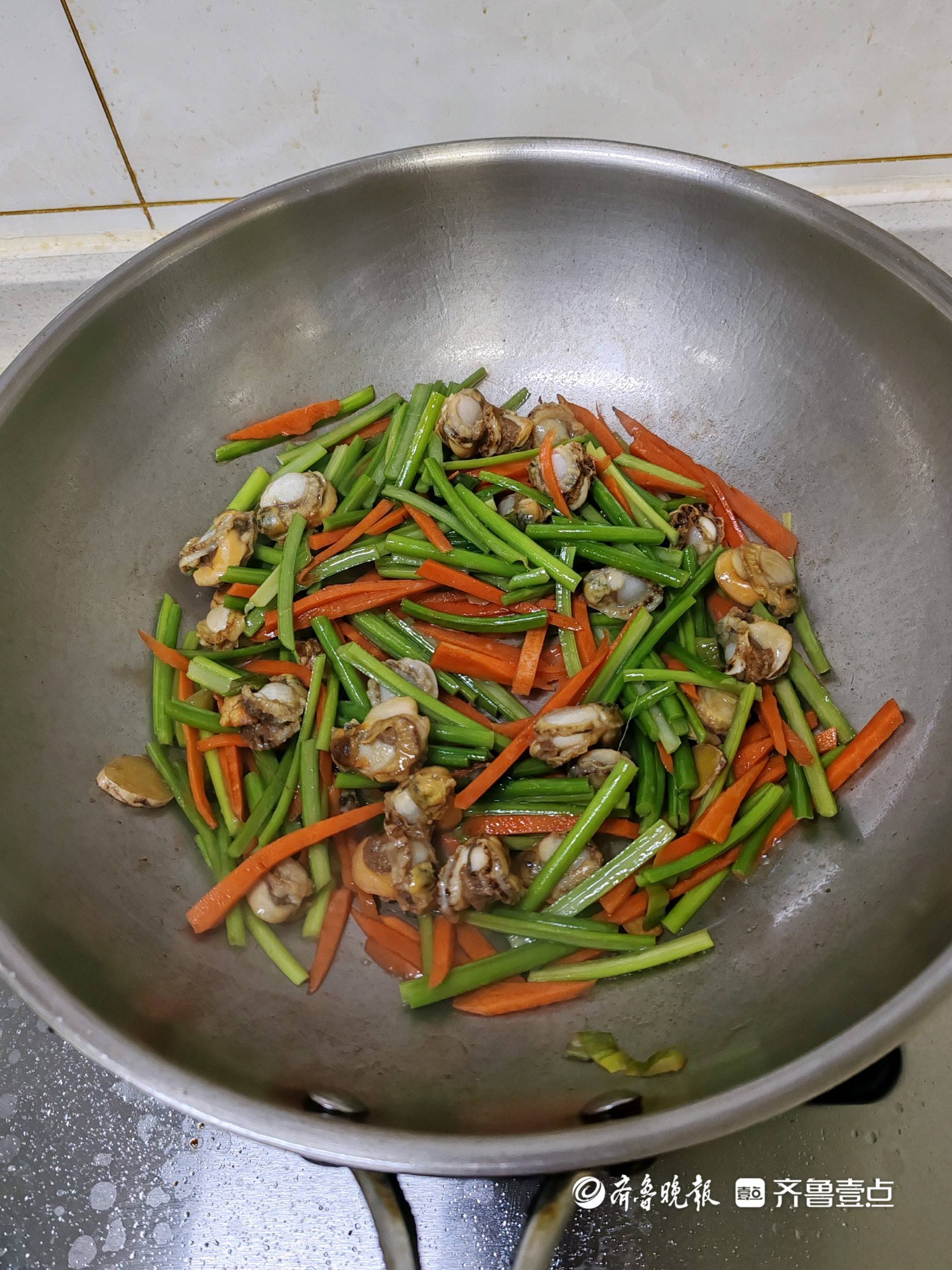 营养的蒜薹炒扇贝出锅啦,鲜美入味超好吃