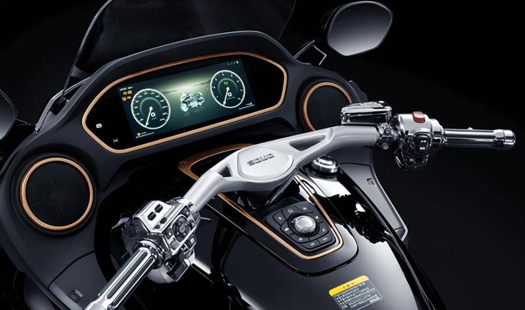 长2267mm,高1540mm,轴距为1810mm,座高740mm;前轮规格为130/70 r18