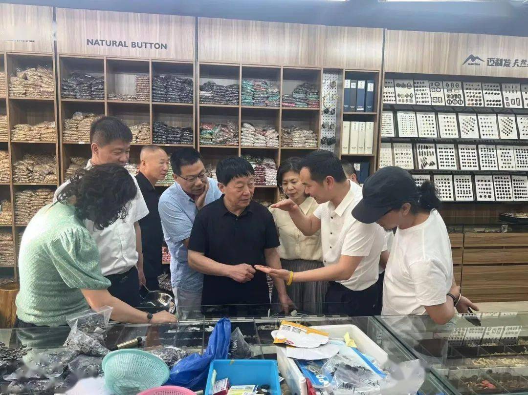 5月16日下午,陈阿金来到桥头镇考察,与永嘉县委常委,宣传部长周旭丹