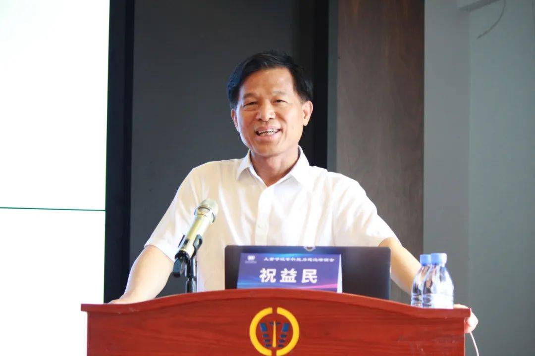 湖南省卫生健康委副主任祝益民教授出席会议并就《医学叙事与科普》