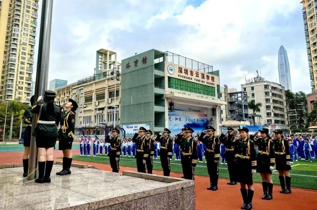 学校实施全员德育导师制,促进学生健康快乐发展,还大力培养学生的自主