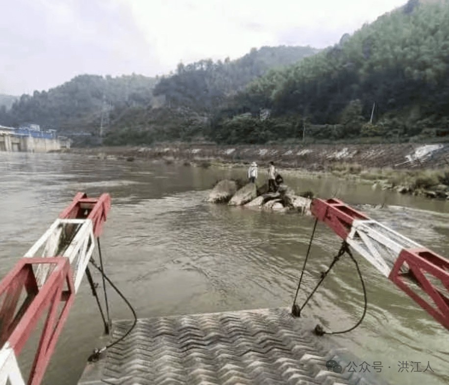 到达现场后,发现被困的钓鱼人员一共三人,均被困在河中的礁石上,距离