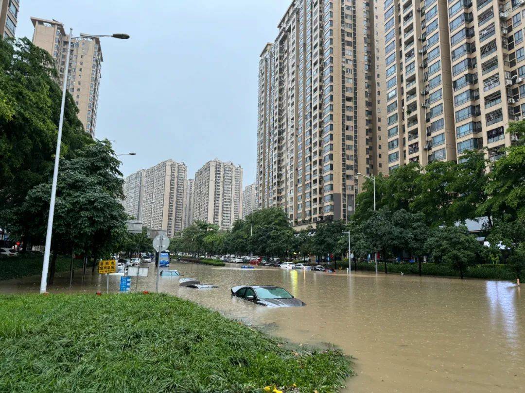 广西特大暴雨雨强破纪录!城区内涝,车辆被淹,市民抡锤砸墙放水