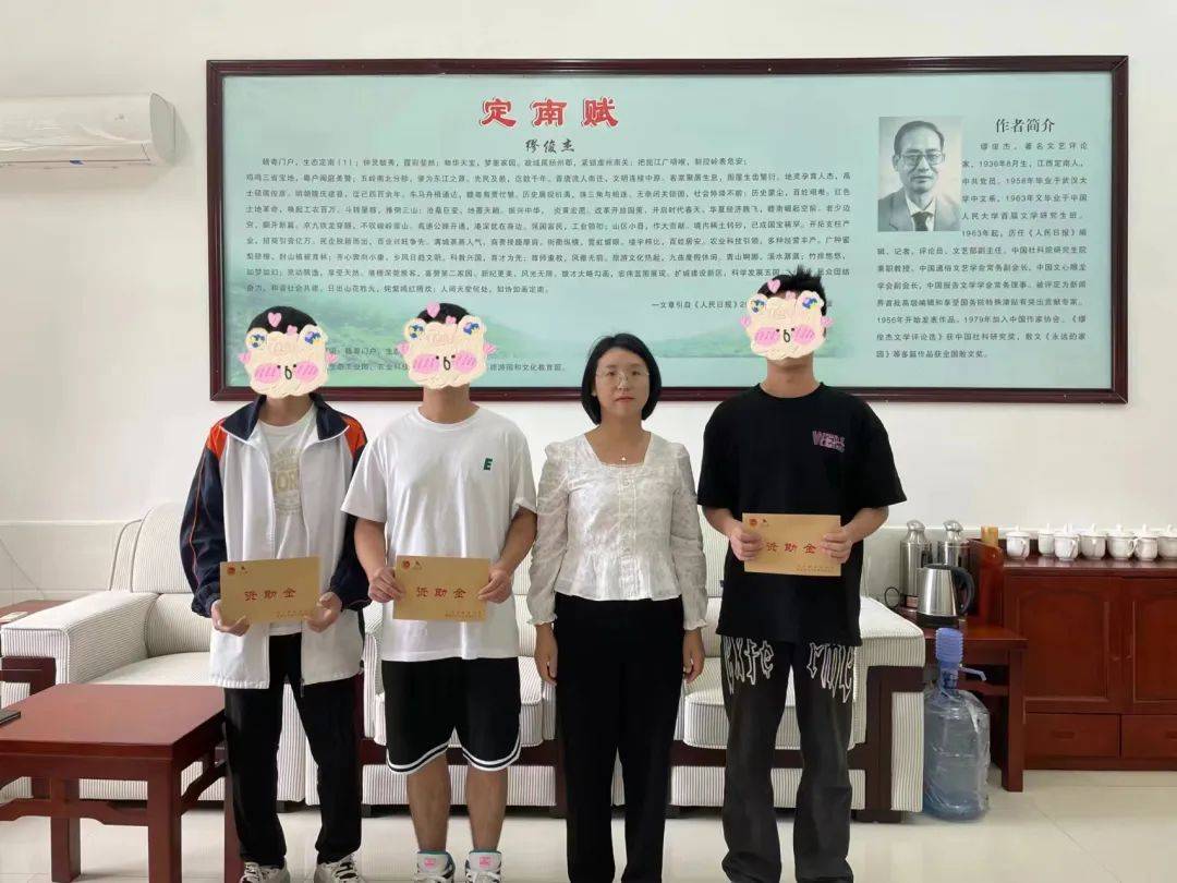 此次走访慰问了定南中学,定南二中,定二小,定南三小,鹅公中心小学的