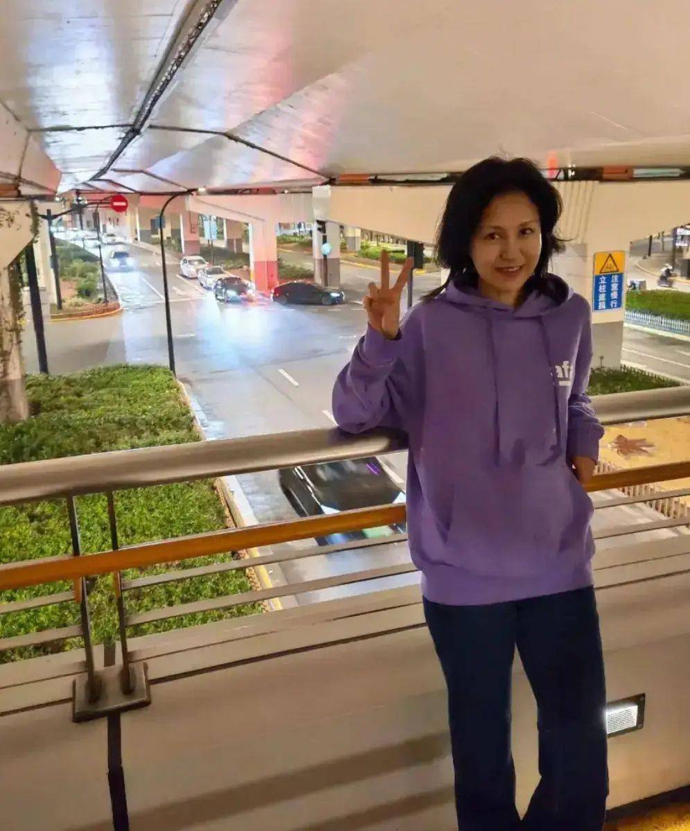 陆毅罕晒生活照,47岁鲍蕾素颜一脸沧桑与大妈无异,48岁陆毅打扮潮流似