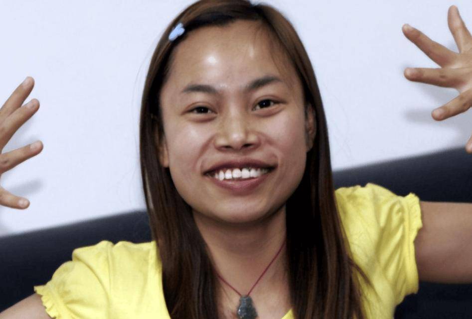 凤姐最新露面!穿高跟逛公园,肚子圆润抢镜,拿iphone8生活节俭