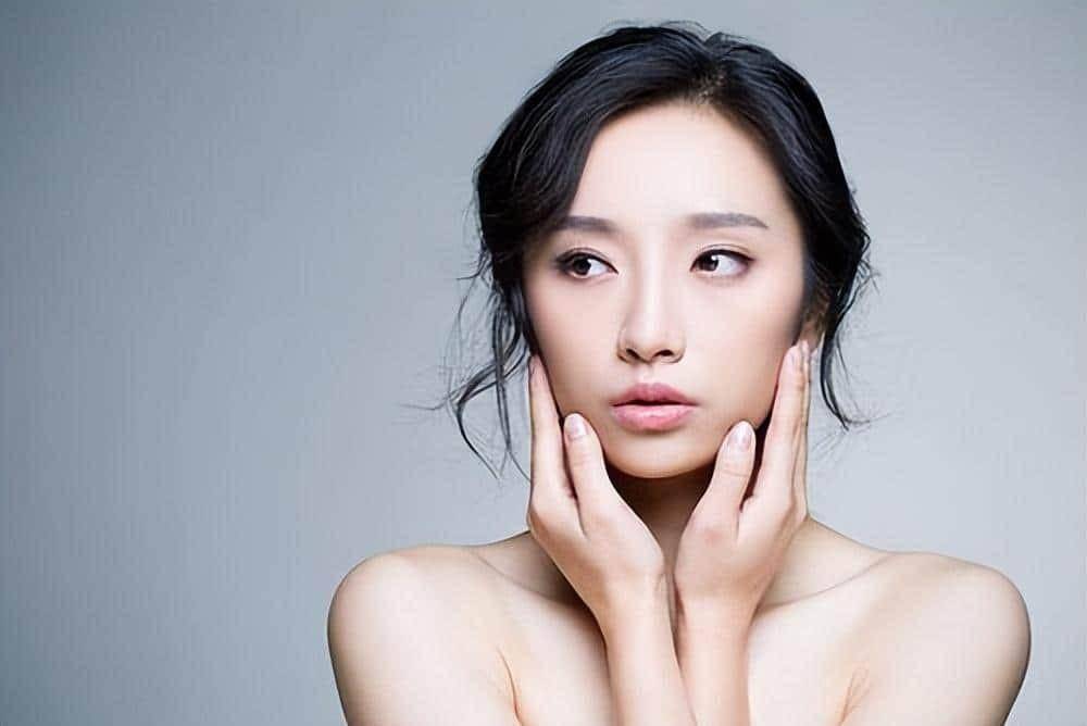 送婆婆出殡回来的路上,老婶从背后推了我一把:快回去抢条裤子_李大强