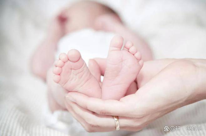 当宝宝出生时，他“没有眼睛”，包爸爸和马宝当场哭了，但医生检查后笑出声来_张莉_李明和_成长