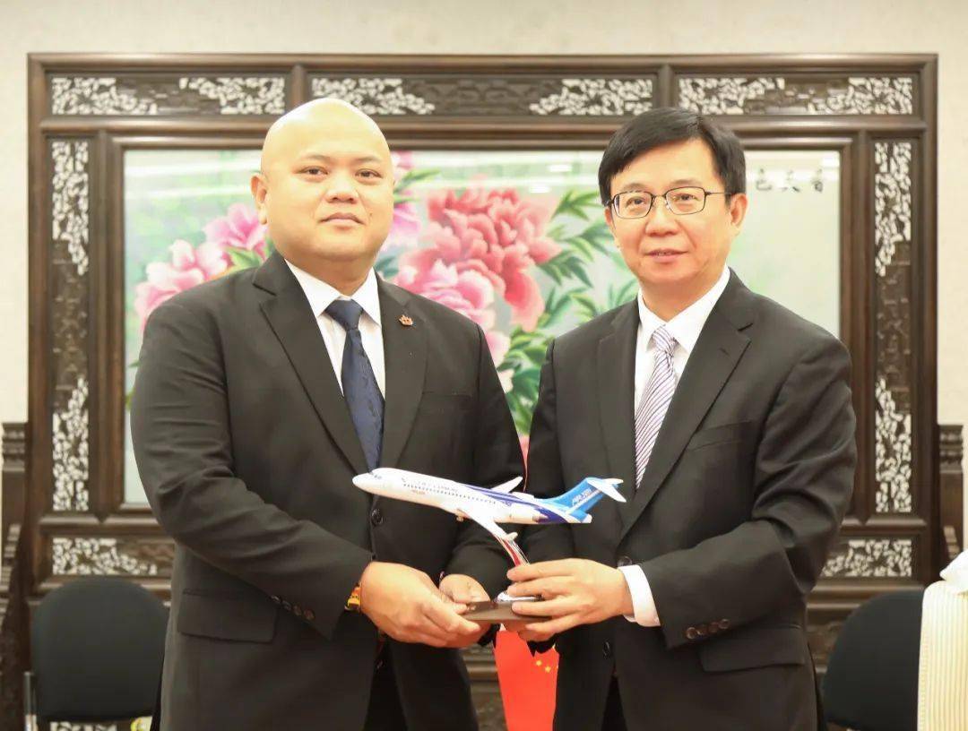 1)5月15日至17日,应中国商飞的邀请,以文莱民航局飞标司司长穆罕默德