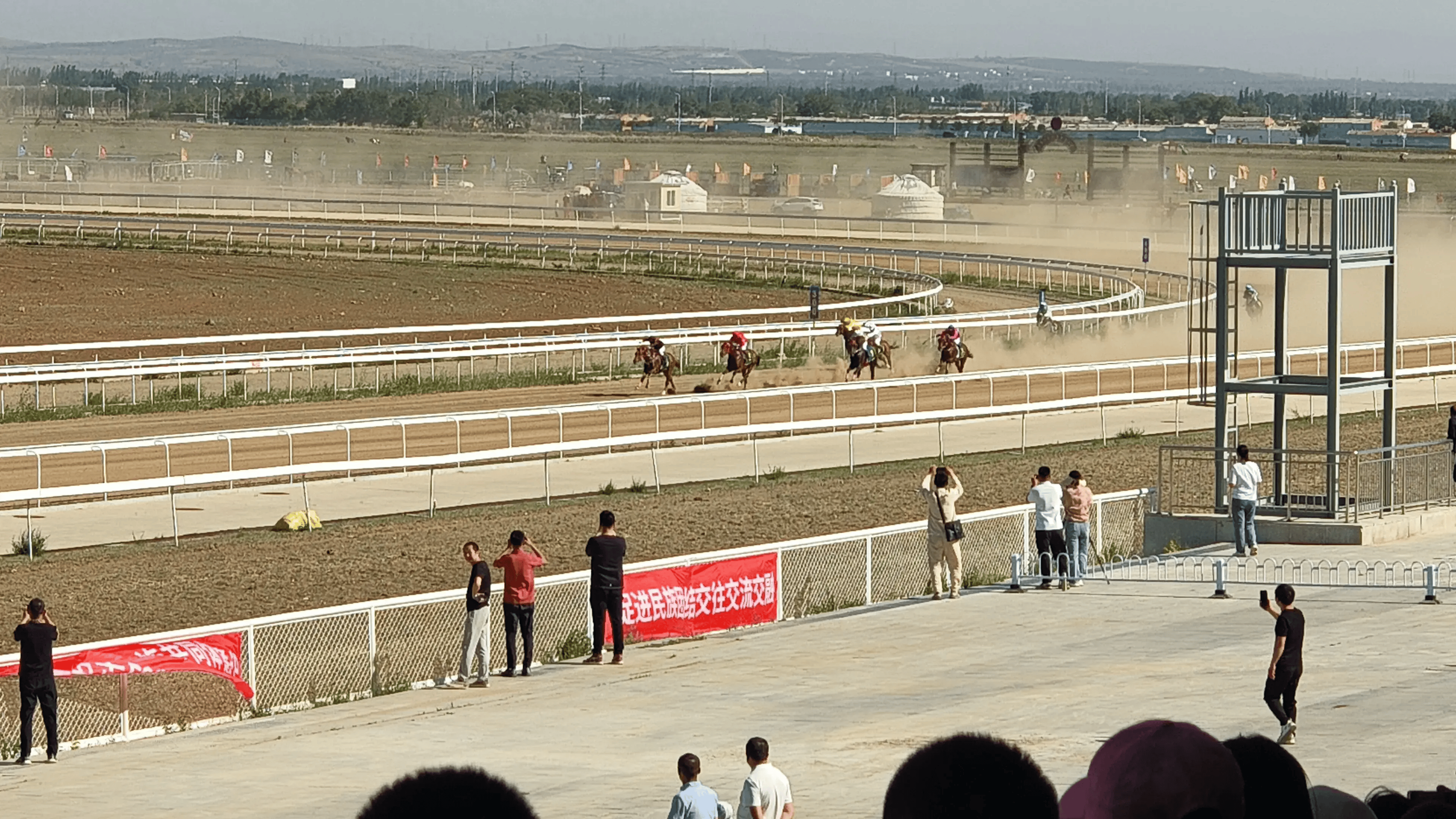 来自北京,河北,新疆等全国各地赛马俱乐部的近200匹精英赛马参赛
