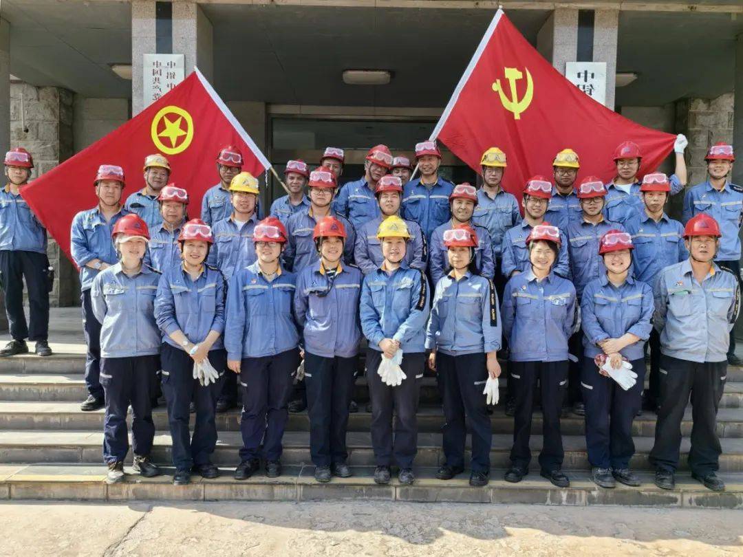 气温最高38摄氏度,中州新材料各生产区域现场党旗飘扬,团旗辉映,持