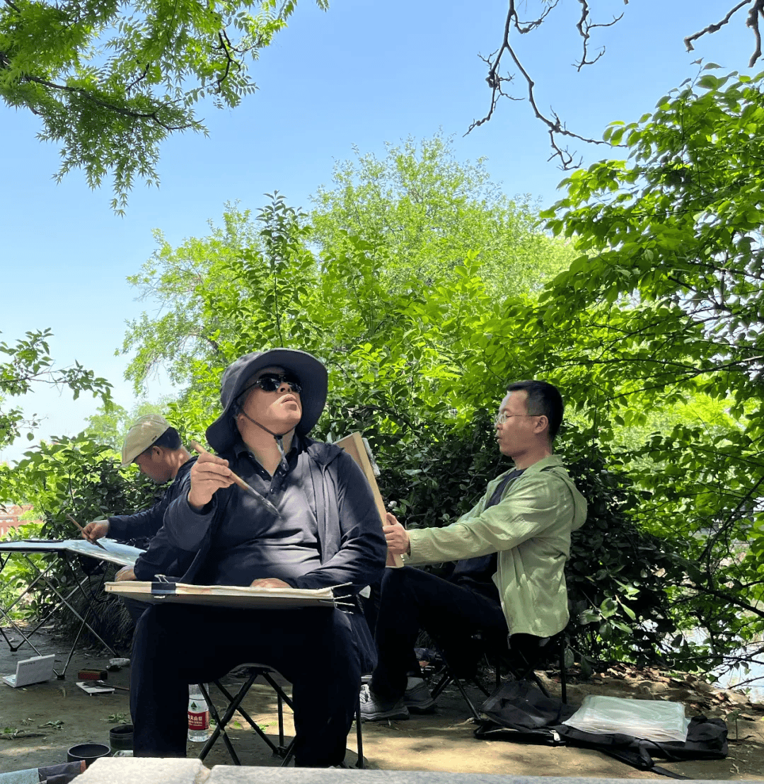 镇江书画院画家陪同随行参与