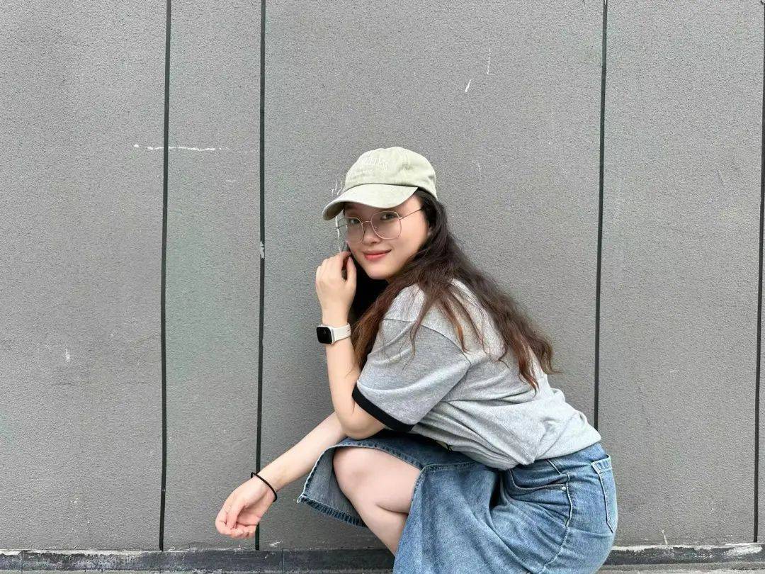 她仍要摆出迷人姿势即便在警局拍照的那一刻被打击抓获的美女盗贼黄一