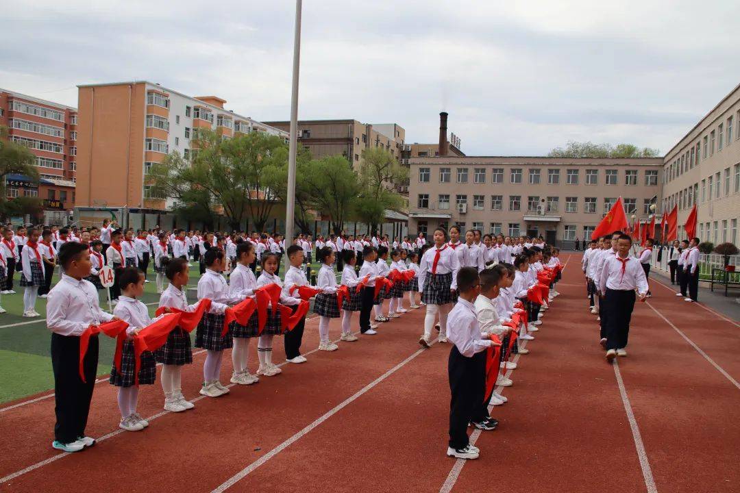 【尚德巴彦·红色传承】巴彦县育新小学举行了"童心逐梦红领巾 星星