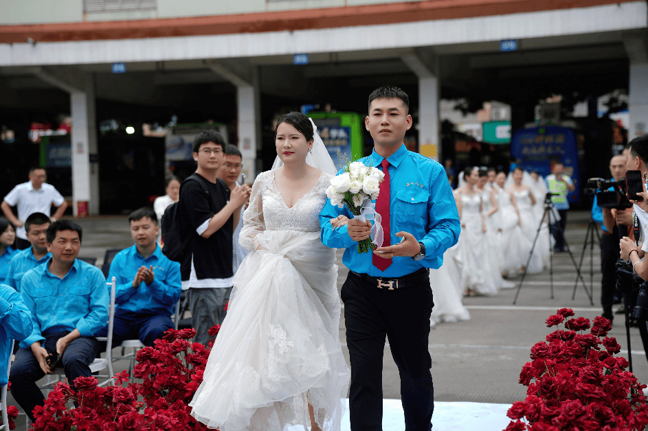 b206路驾驶员黄弟今年刚登记结婚,他表示,"公司发起内部征集集体婚礼