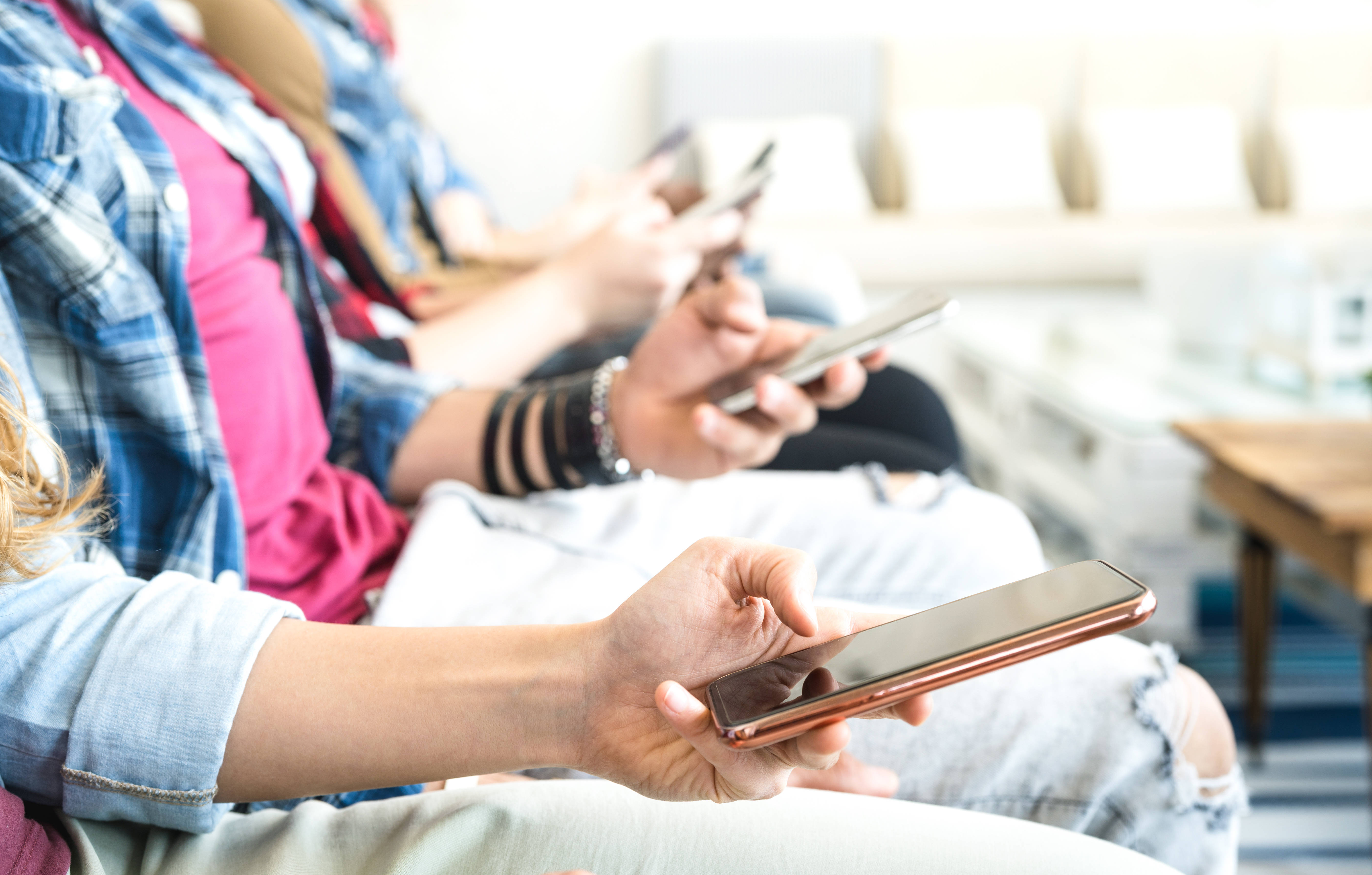 "月入可超两万","语擦"不可乱擦边 | 新京报快评