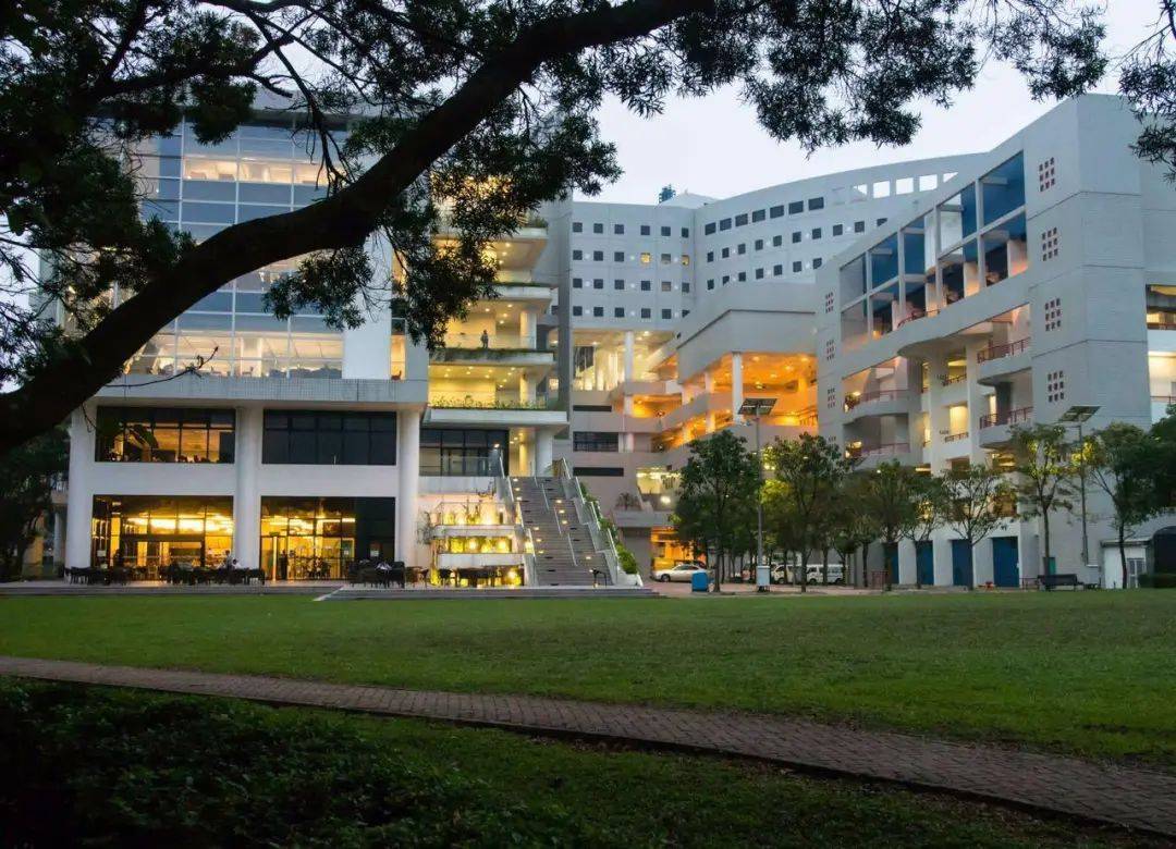 近年来,香港大学在招生过程中,愈发注重学生的院校背景,标准化考试