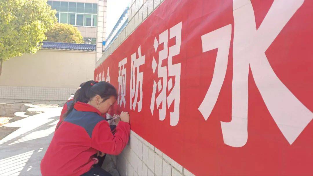 房县化龙堰镇全镇各学校立即行动,分别开展了防溺水主题班会,沉浸式