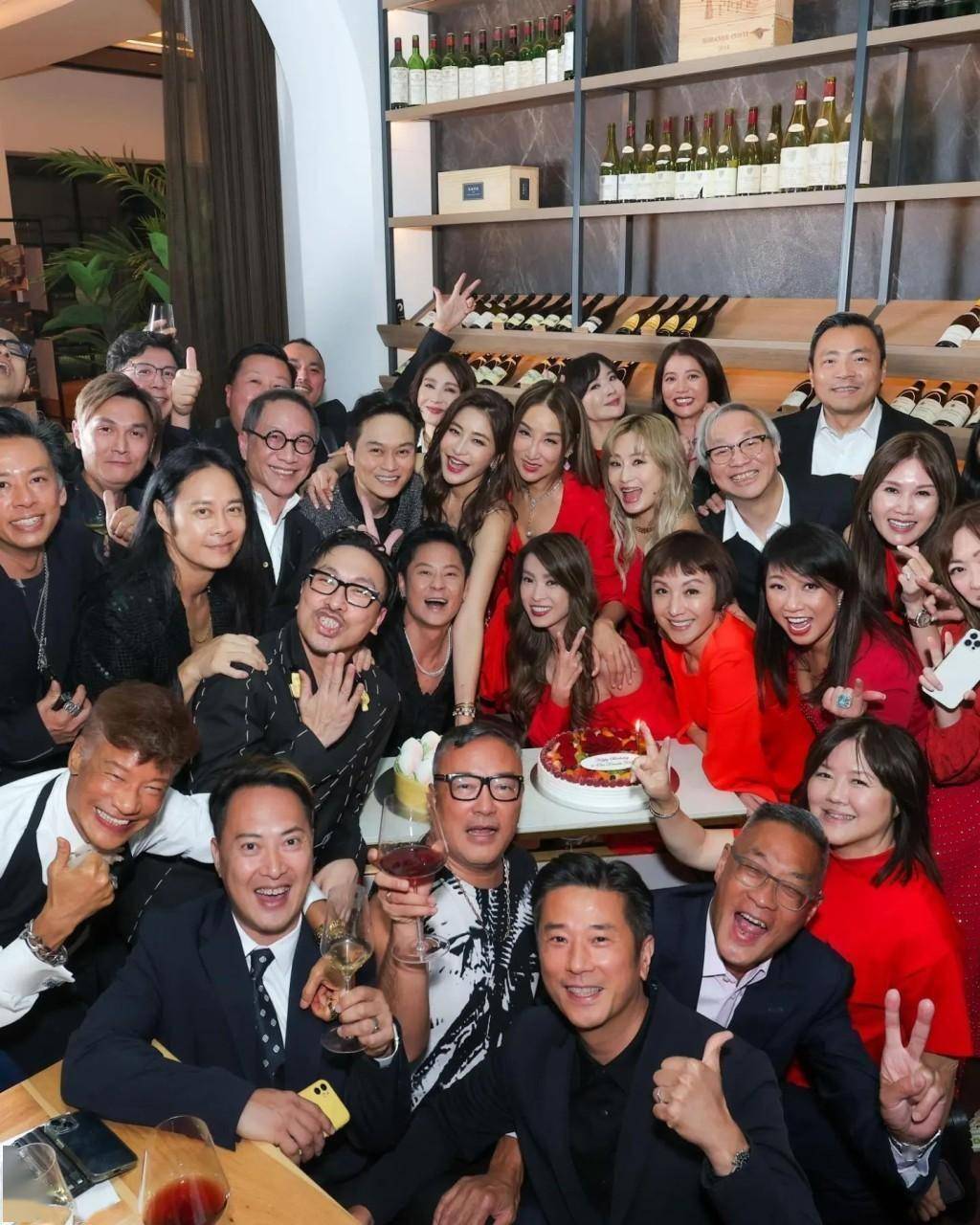 周汶锜50大寿群星狂欢!关之琳与绯闻男友同场,黎姿罕露小性感