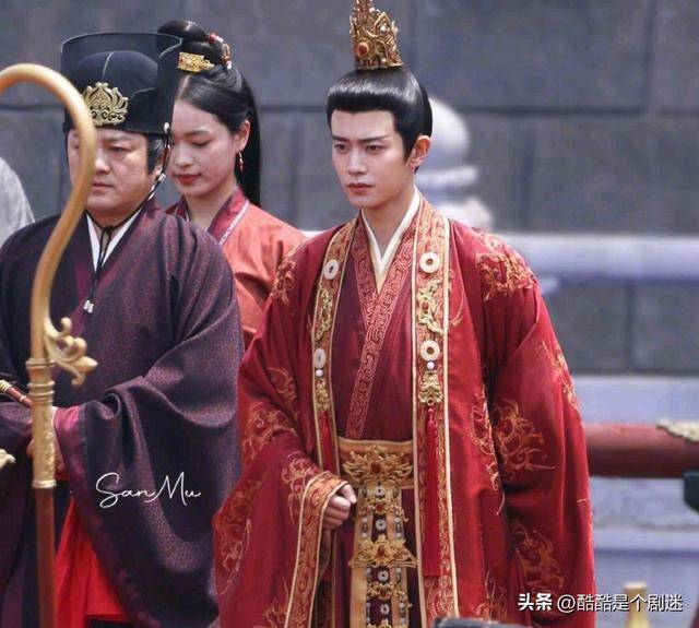 任嘉伦在剧中扮演的是皇帝,这是在大唐荣耀之后又一次演皇帝,一个少年