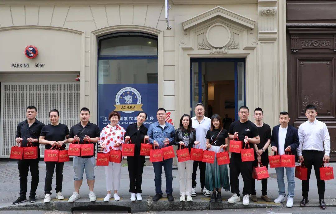 法国亚洲餐饮联合总会会长黄美娜对记者说,浙江省侨务部门每年春节