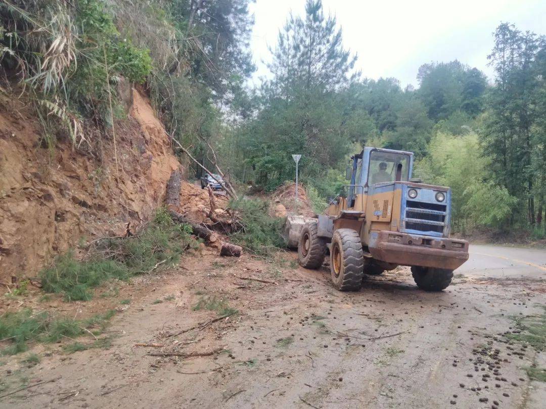 闻"汛"而动,筑牢防汛"安全堤"