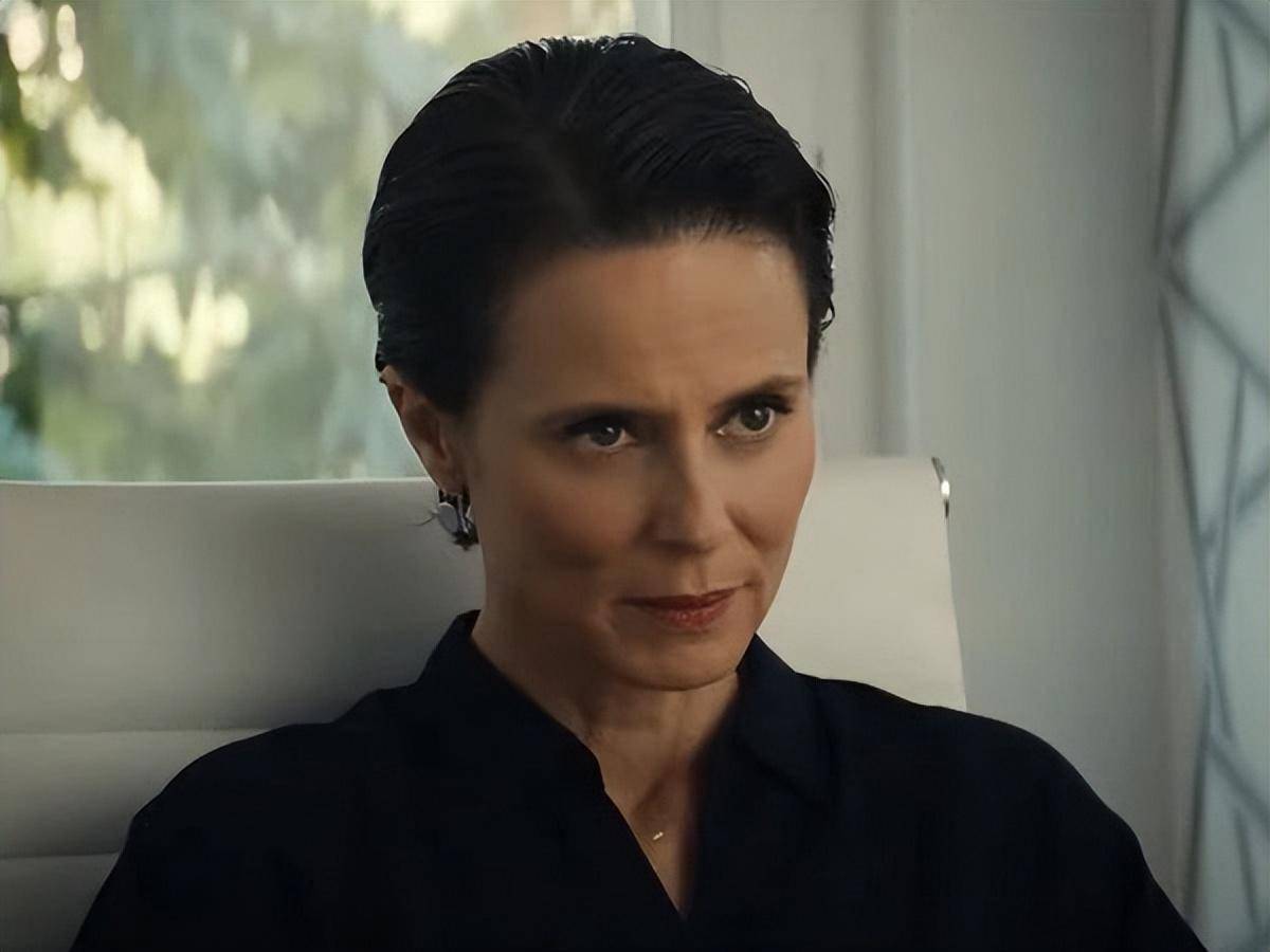 然而,在这个过程中,她牺牲了情感和许多本能的部分.