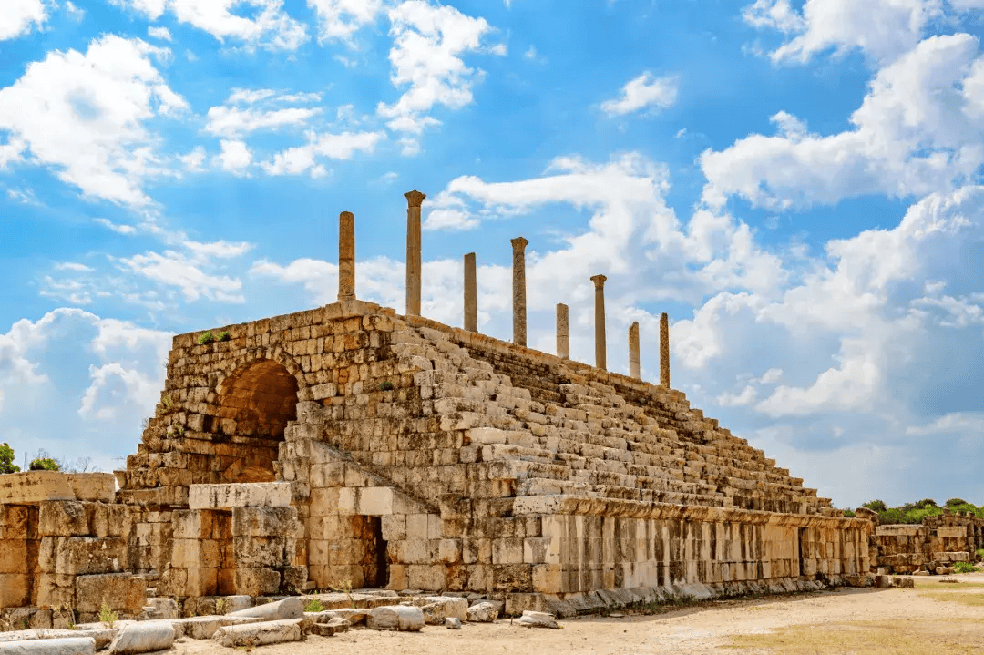 现在的提尔古城已经成为一片废墟,只能从残存的道路和拱门,拼凑出曾经