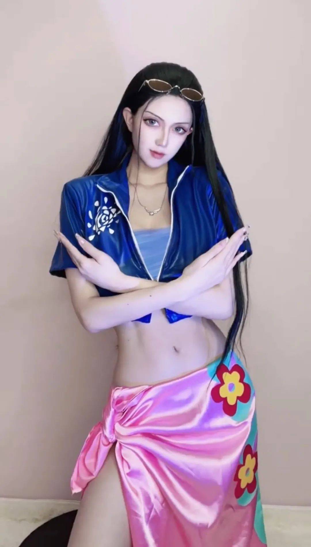 海贼王罗宾cos,这大长腿比女帝还长,真的太绝了