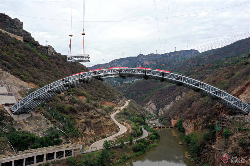 全国在建首座上承式钢管混凝土倒虹吸拱桥顺利合龙