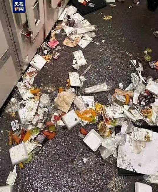 过程中遭遇严重气流颠簸,随后紧急降落在泰国曼谷素万那普国际机场